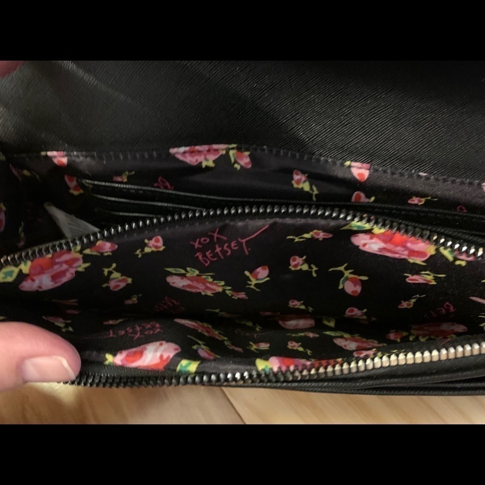 Betsey Johnson faux saffiano heart stud crossbody - Picture 7 of 8
